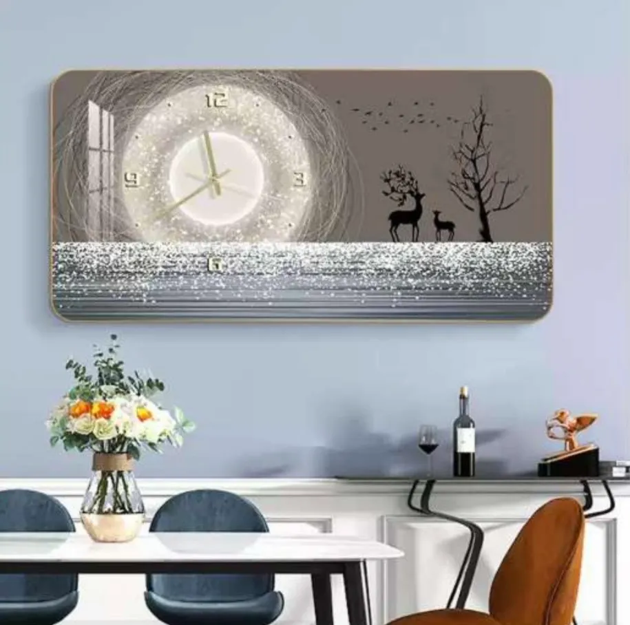 ساعة حائط بتصميم انيق